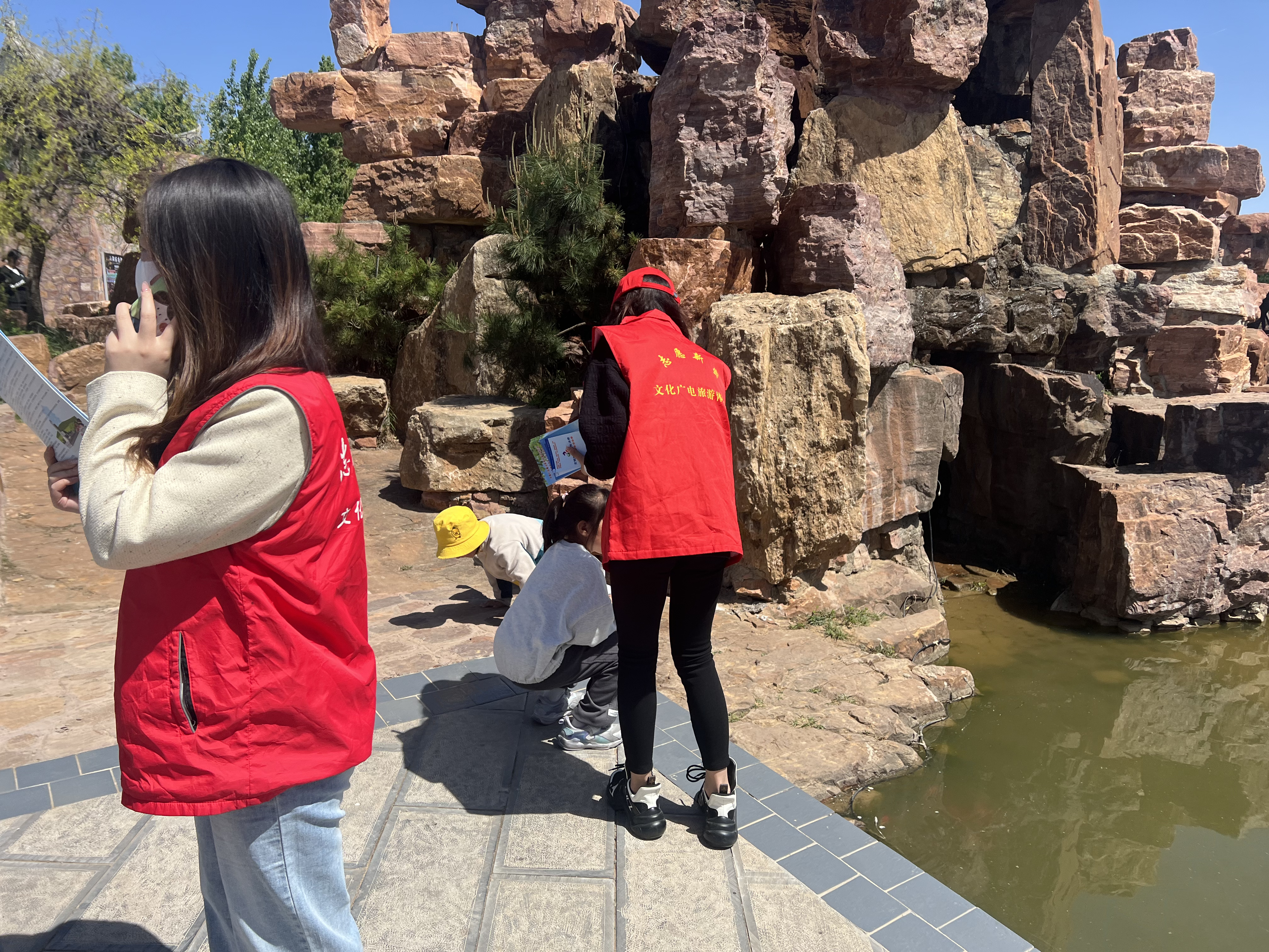 2.23.4.30日，新密文旅局志愿者制止游客在景区危险水域玩耍.jpg
