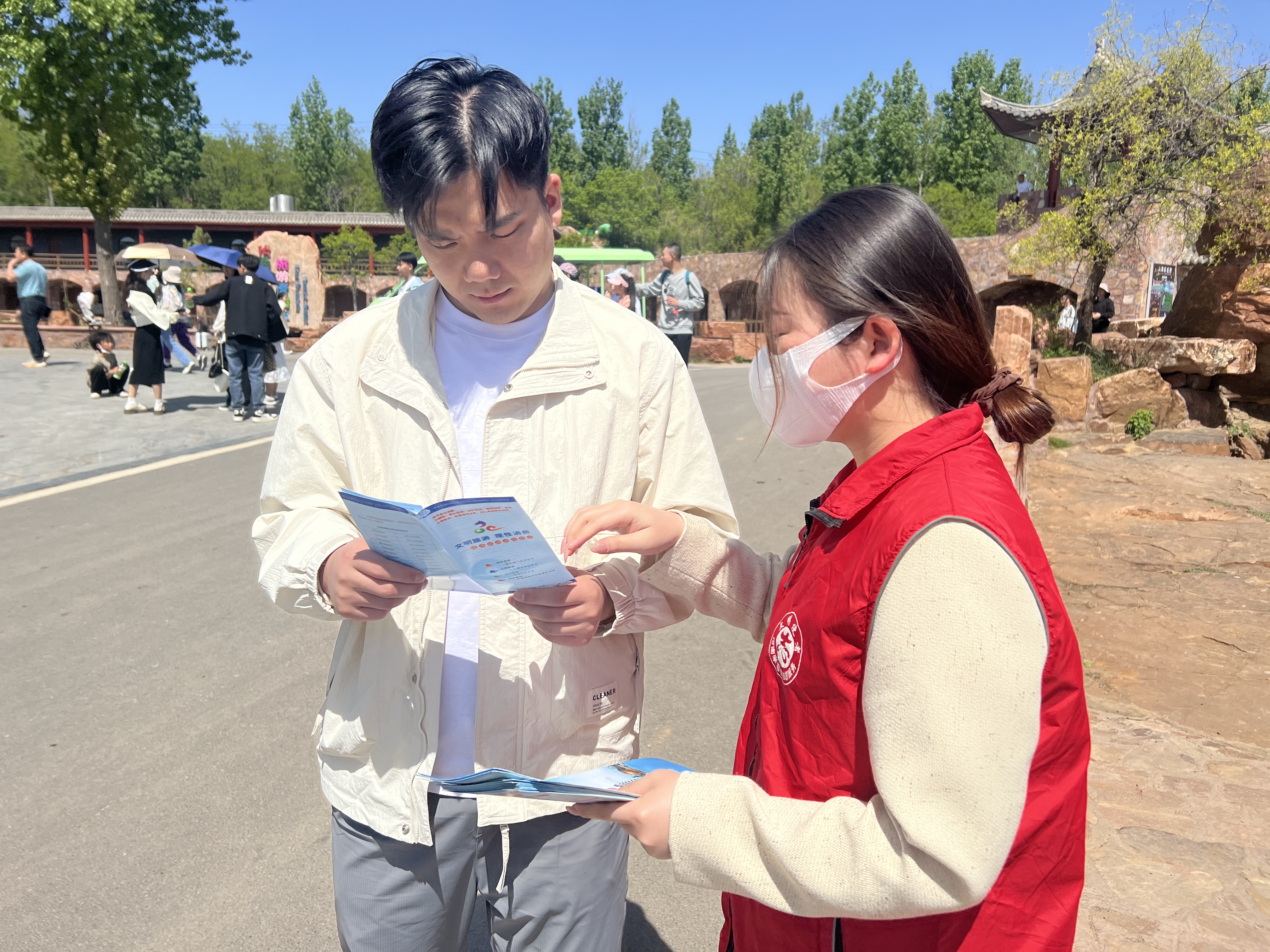 2023.4.30日，新密文旅局志愿者到伏羲山，向游客介绍文明旅游行为规范 2.jpg